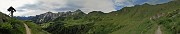 17 Panoramica dalla Baite Fontanini (1905 m) sulla conca San Simone-Baita del Camoscio e i suoi monti